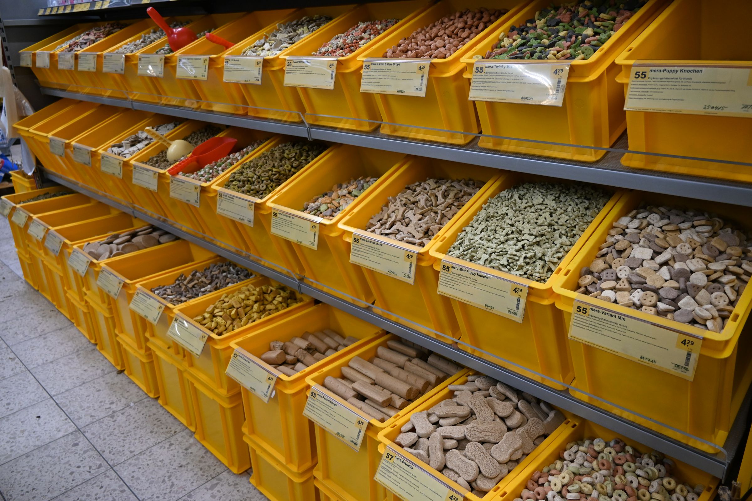 Unterschiedliche trockene Snacks in der FUTTERBAR in gelben Kisten