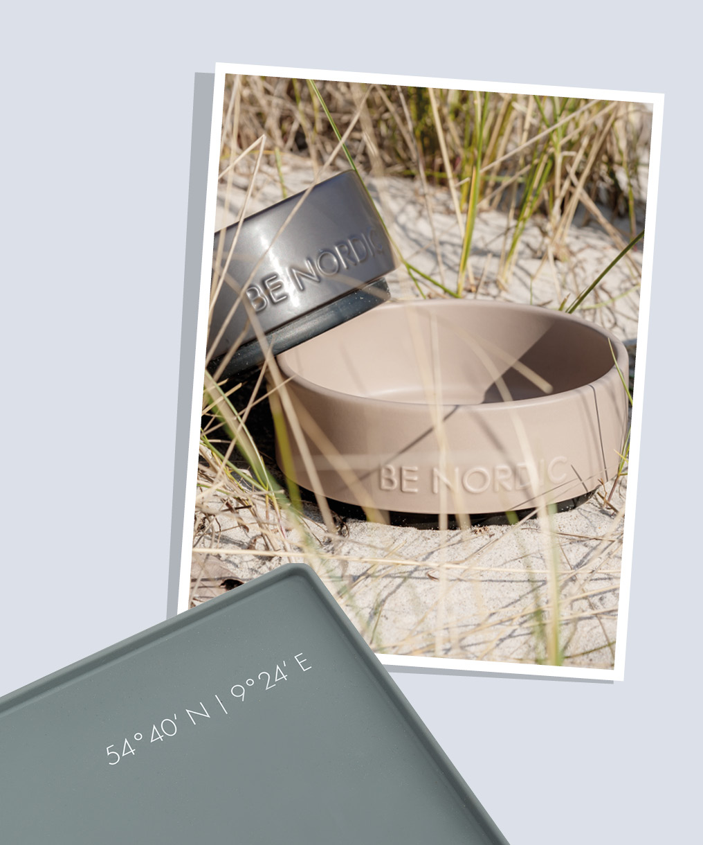 Ein Bild von TRIXIE-Näpfen platziert in einer Düne