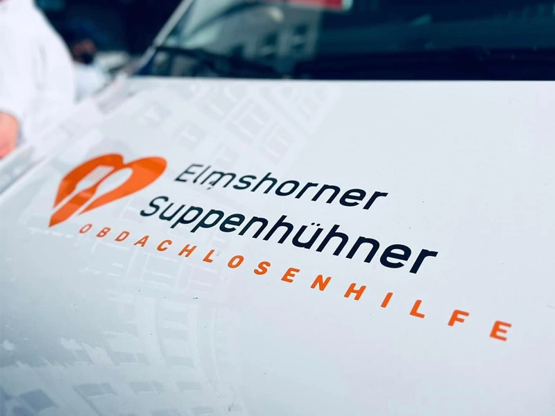 Logo der Elmshorner Suppenhühner auf einem weißen Auto